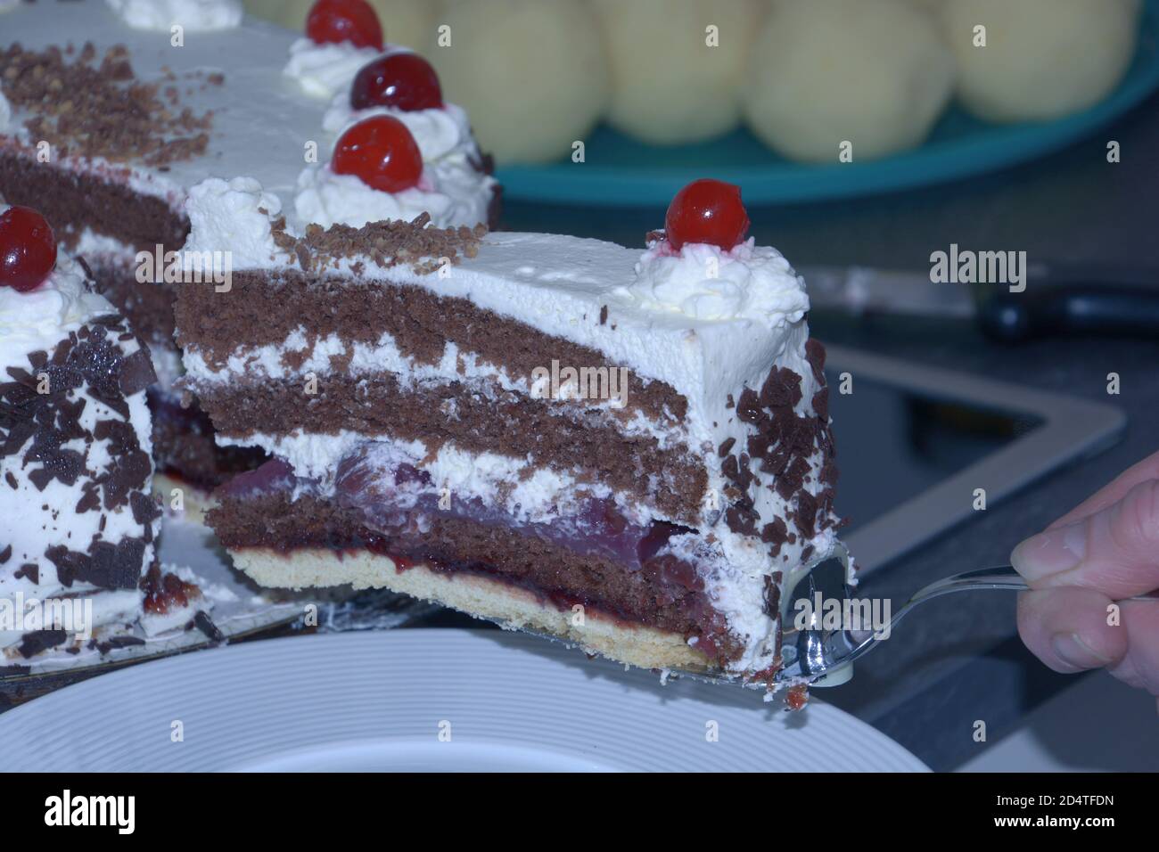 fetta grande di torta fresca di foresta nera su una torta server Foto Stock