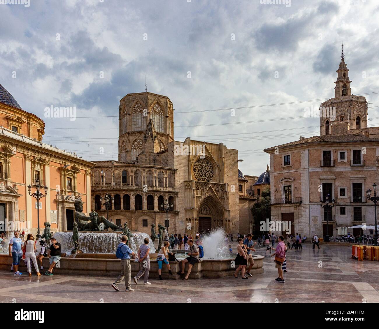 La Cattedrale di Valencia è visibile dietro la fontana nel mezzo della piazza della Vergine a Valencia, in Spagna Foto Stock