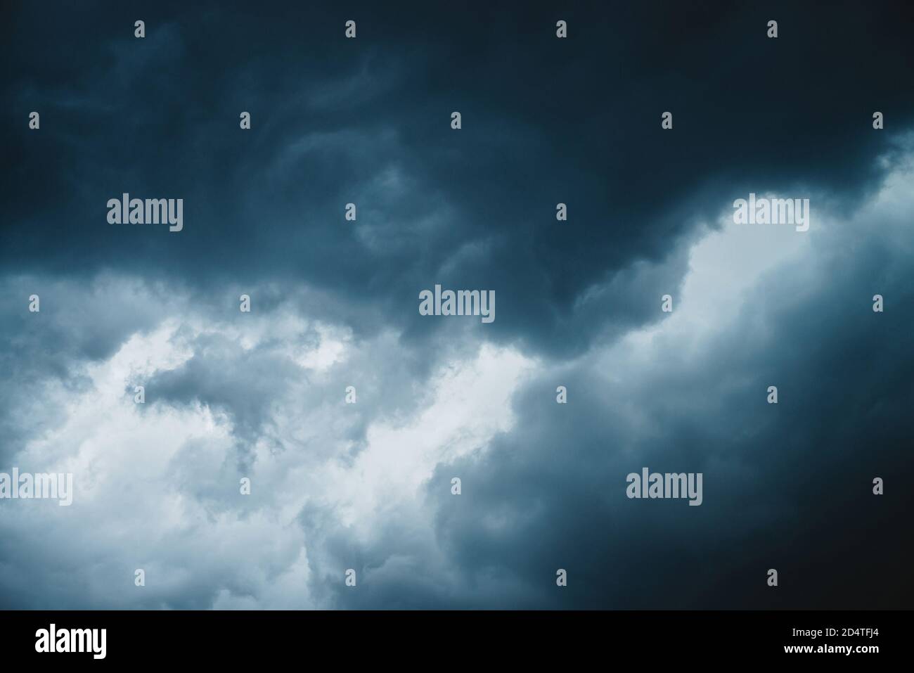 Texture mozzafiato. Nuvole scure e pesanti prima della pioggia. Tempo piovoso. Avviso tempesta. Sfondo blu naturale di cumulo Foto Stock