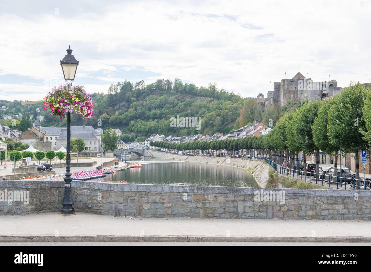 L'enorme e storico castello fortificato - Château de Bouillon - domina la città di Bouillon nella provincia belga del Lussemburgo sulle rive di Semois Foto Stock