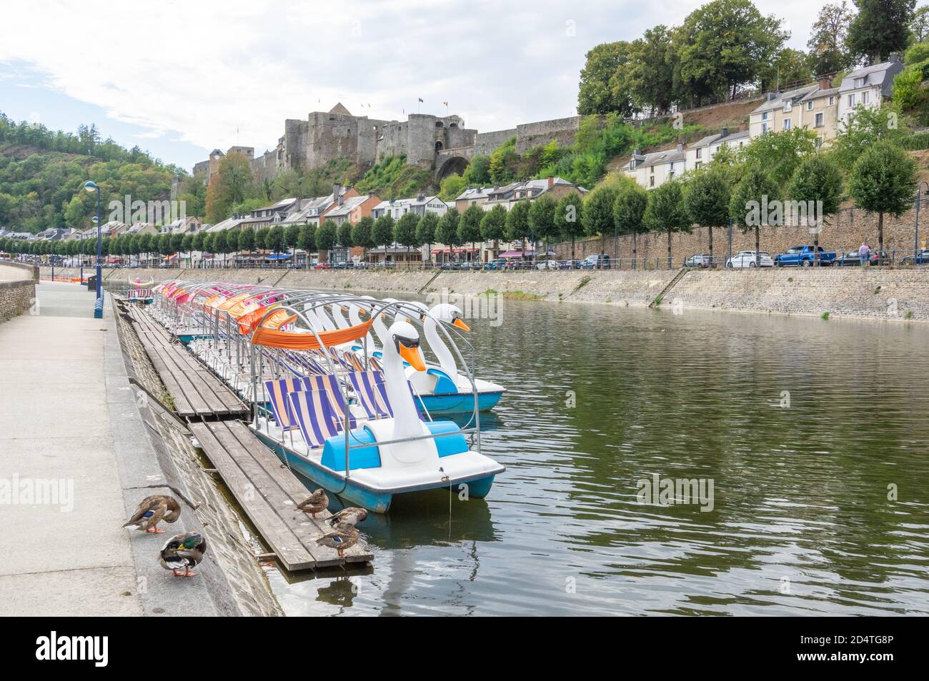 L'enorme e storico castello fortificato - Château de Bouillon - domina la città di Bouillon nella provincia belga del Lussemburgo sulle rive di Semois Foto Stock