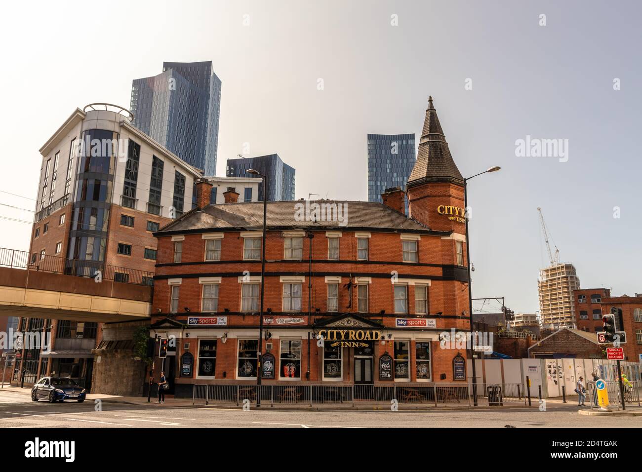 Edificio storico della City Road Inn by Deansgate Locks un vecchio sopravvissuto tra alti edifici moderni nel centro della città. Foto Stock