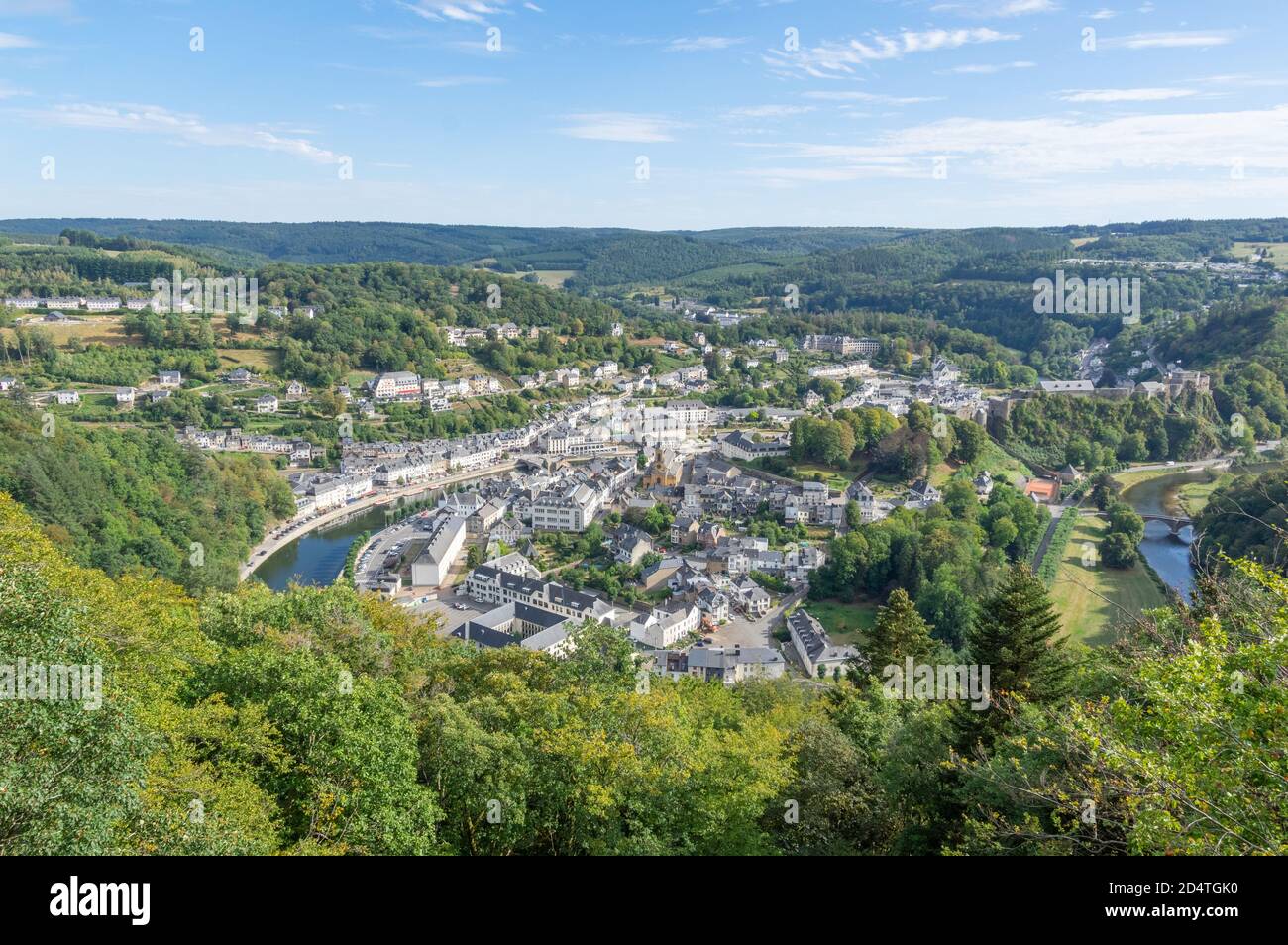 L'enorme e storico castello fortificato - Château de Bouillon - domina la città di Bouillon nella provincia belga del Lussemburgo sulle rive di Semois Foto Stock