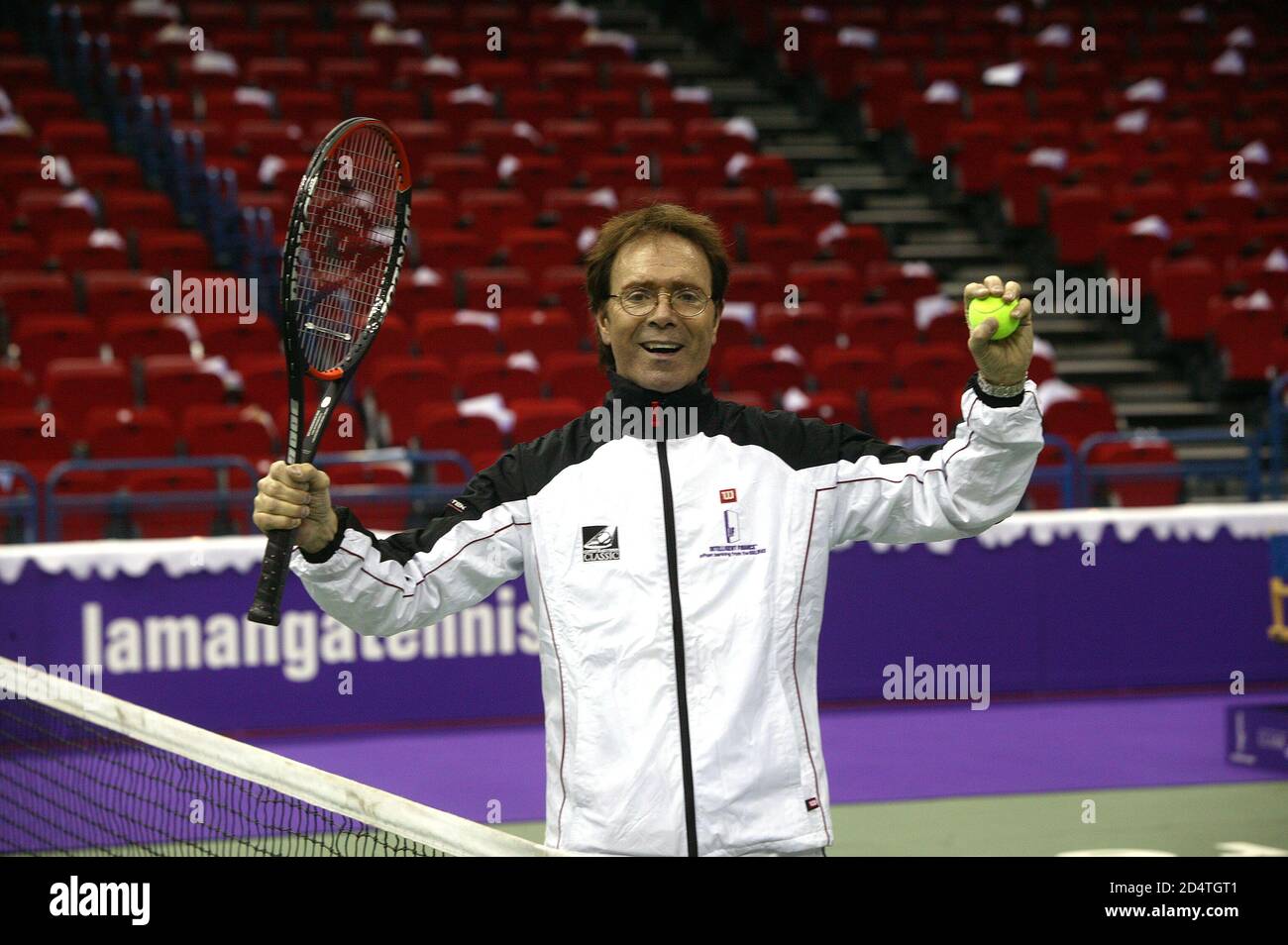 Cliff Richard al suo torneo Tennis Classic al Birmingham NIA 20 dicembre 2003 Foto Stock