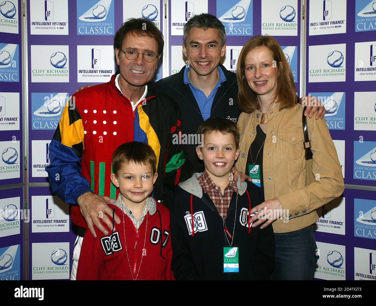 Cliff Richard Tennis Classic al Birmingham NIA 20 dicembre 2003: Cliff con Jonathan Edwards + il suo ampio Alison e figli Sam & Nathan Foto Stock