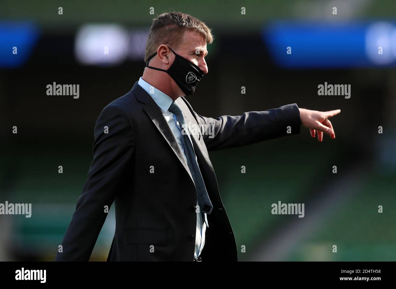 Il manager della Repubblica d'Irlanda Stephen Kenny ispeziona il campo prima della UEFA Nations League Group 4, League B match all'Aviva Stadium di Dublino. Foto Stock