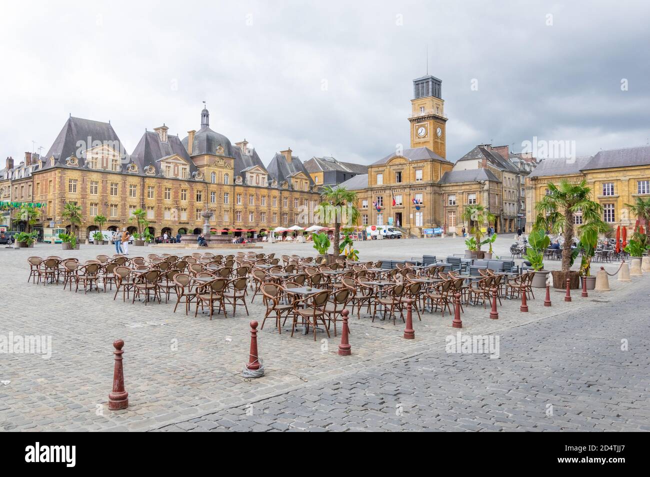 Tavoli vuoti nella piazza principale Place Ducale di Charleville-Mézières nel dipartimento delle Ardenne nella regione francese del Grand Est Foto Stock