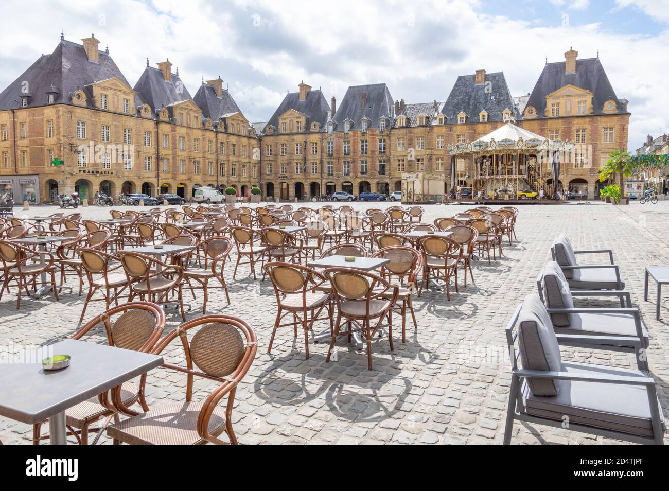 Tavoli vuoti nella piazza principale Place Ducale di Charleville-Mézières nel dipartimento delle Ardenne nella regione francese del Grand Est Foto Stock
