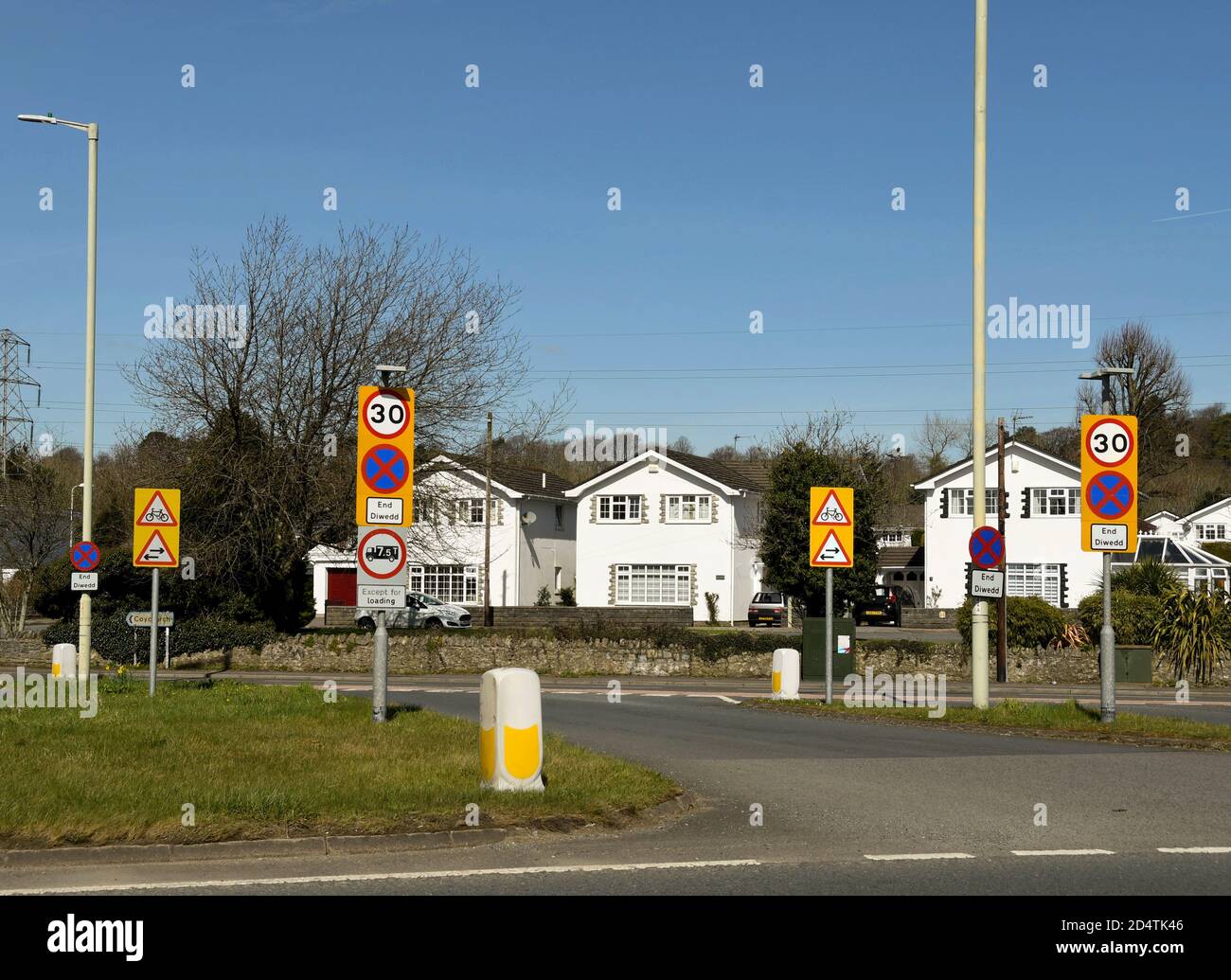 Bridgend, Galles - Aprile 2018: Cartelli stradali ad un incrocio stradale Foto Stock