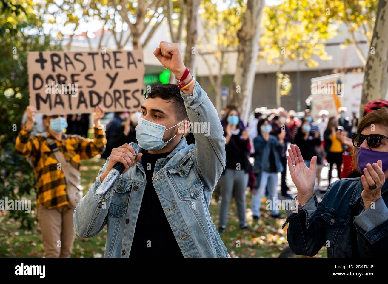 Madrid, Spagna. 11 Ott 2020. Residenti del quartiere Vallecas di Madrid che protestano di fronte alla Comunità Regionale il Parlamento chiede le dimissioni del presidente regionale Isabel Diaz Ayuso per la negligente gestione della crisi del coronavirus e per il sostegno al sistema sanitario pubblico. Credit: Marcos del Mazo/Alamy Live News Foto Stock