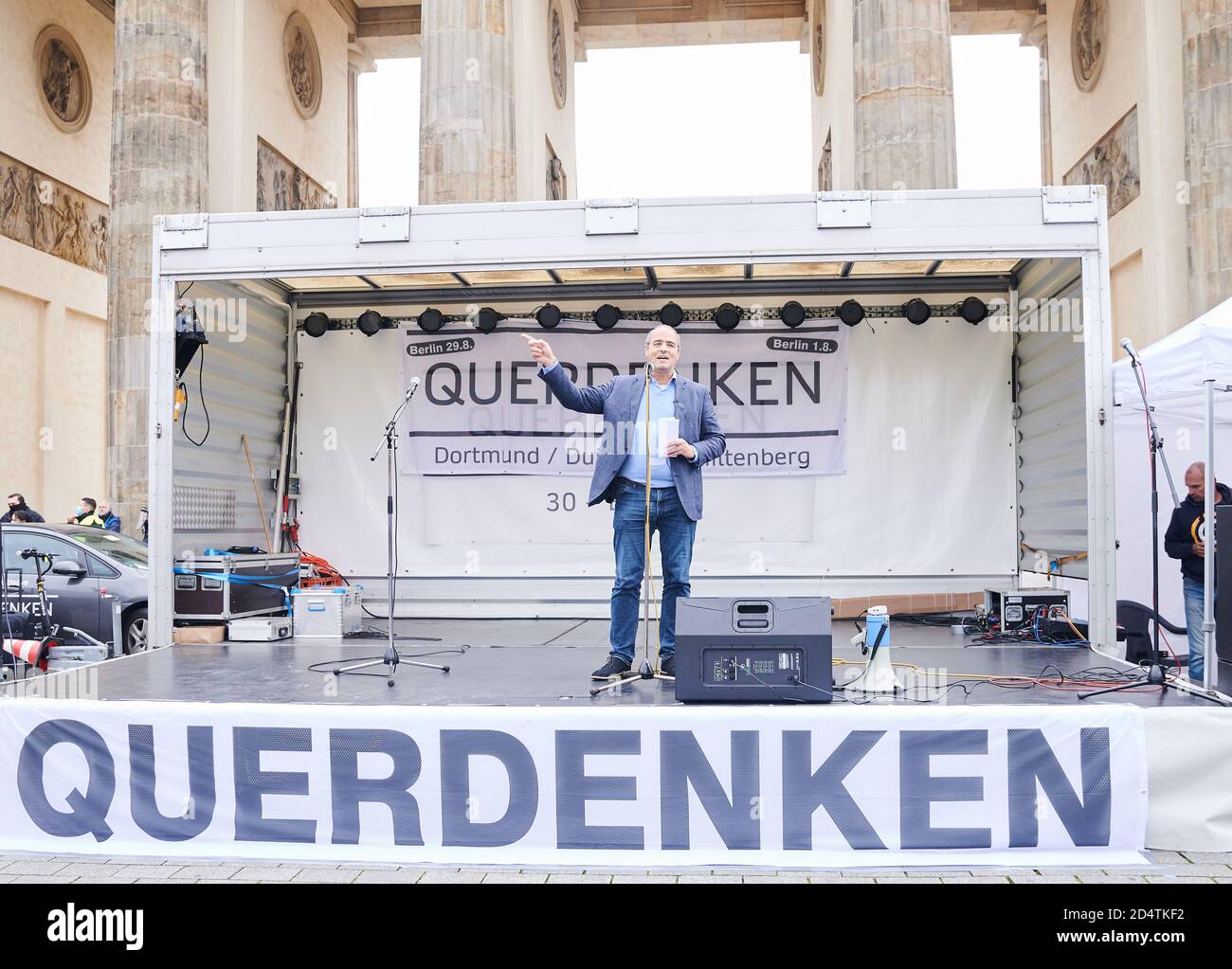 Berlino, Germania. 11 Ott 2020. Peter Boehringer, membro del parlamento dell'AFD, parla del palco della demo di pensiero laterale di fronte alla porta di Brandeburgo. Credit: Annette Riedl/dpa/Alamy Live News Foto Stock