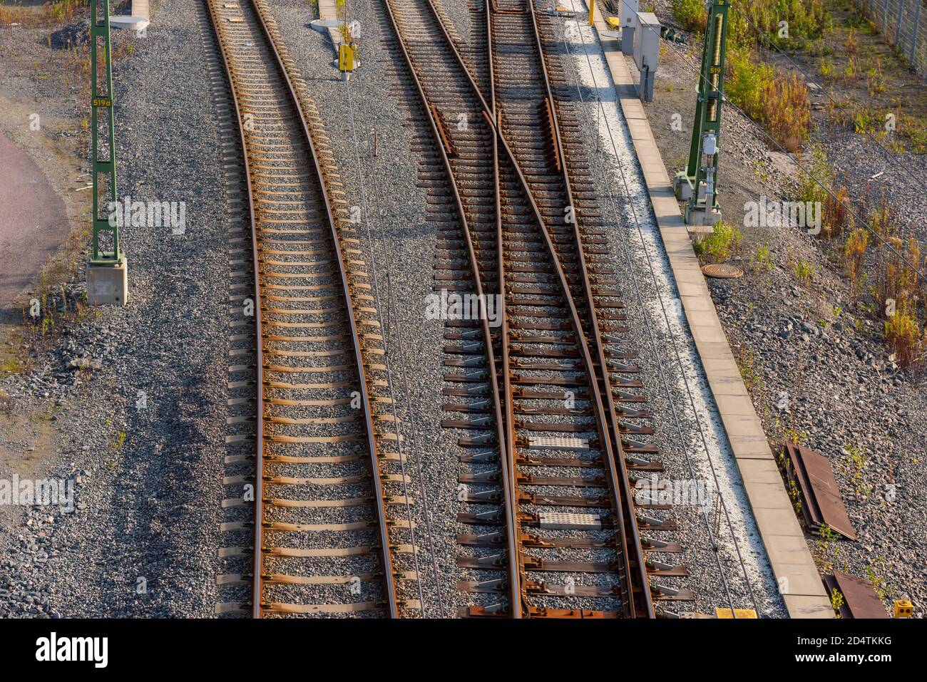 Due binari ferroviari che si dividono in tre. Vista dall'alto Foto Stock