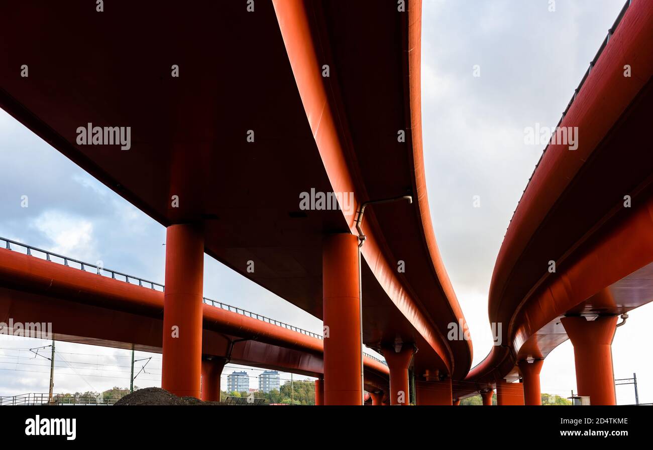 Tre alti viadotti di strada rossa che si uniscono Foto Stock