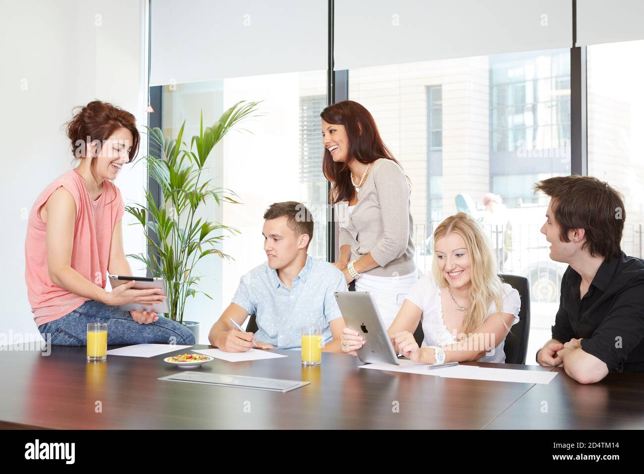 Gruppo di giovani impiegati Foto Stock