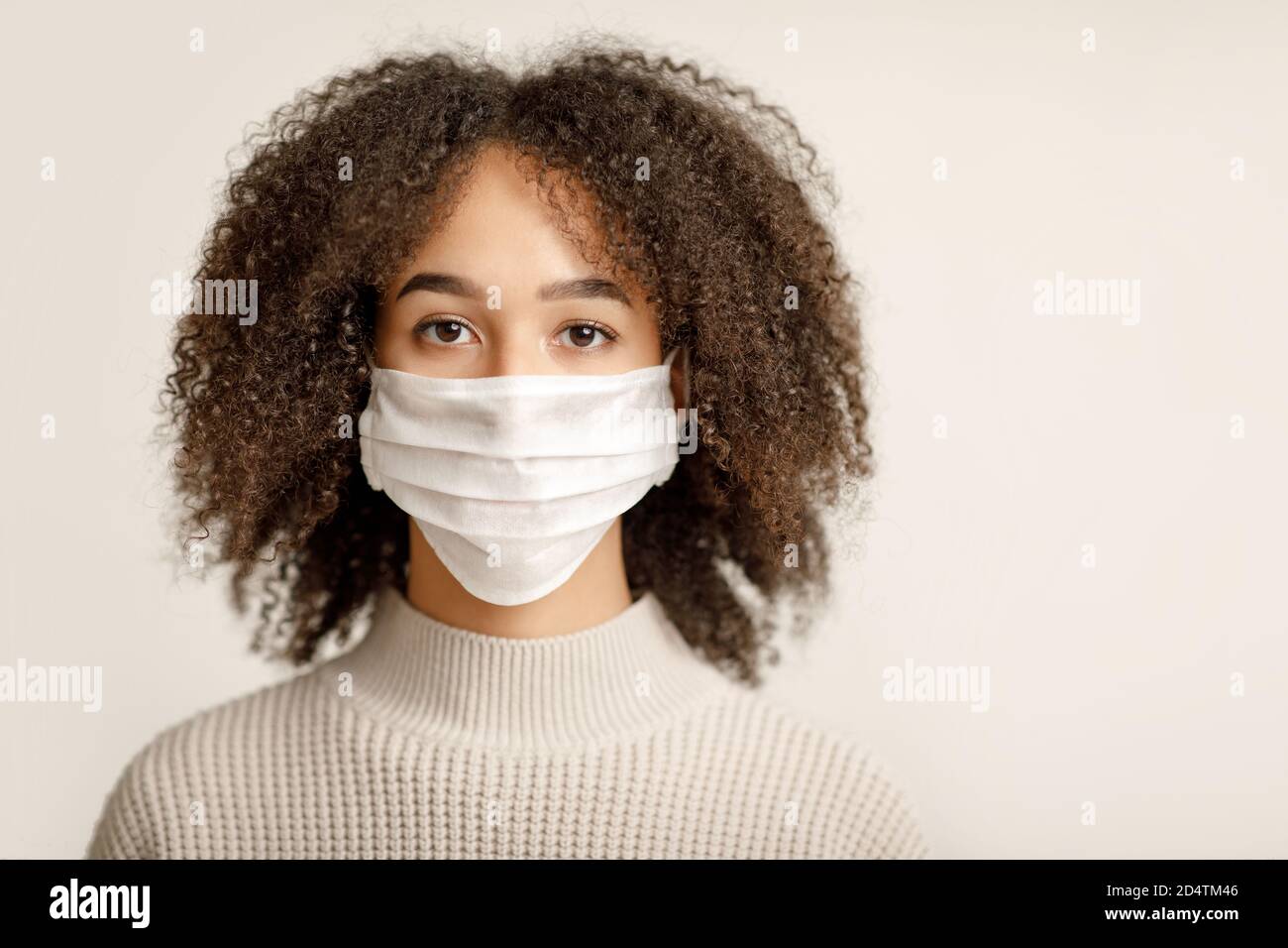 Fermare virus e malattie epidemiche, nuovo normale e covid-19. Triste donna afroamericana in maschera protettiva Foto Stock