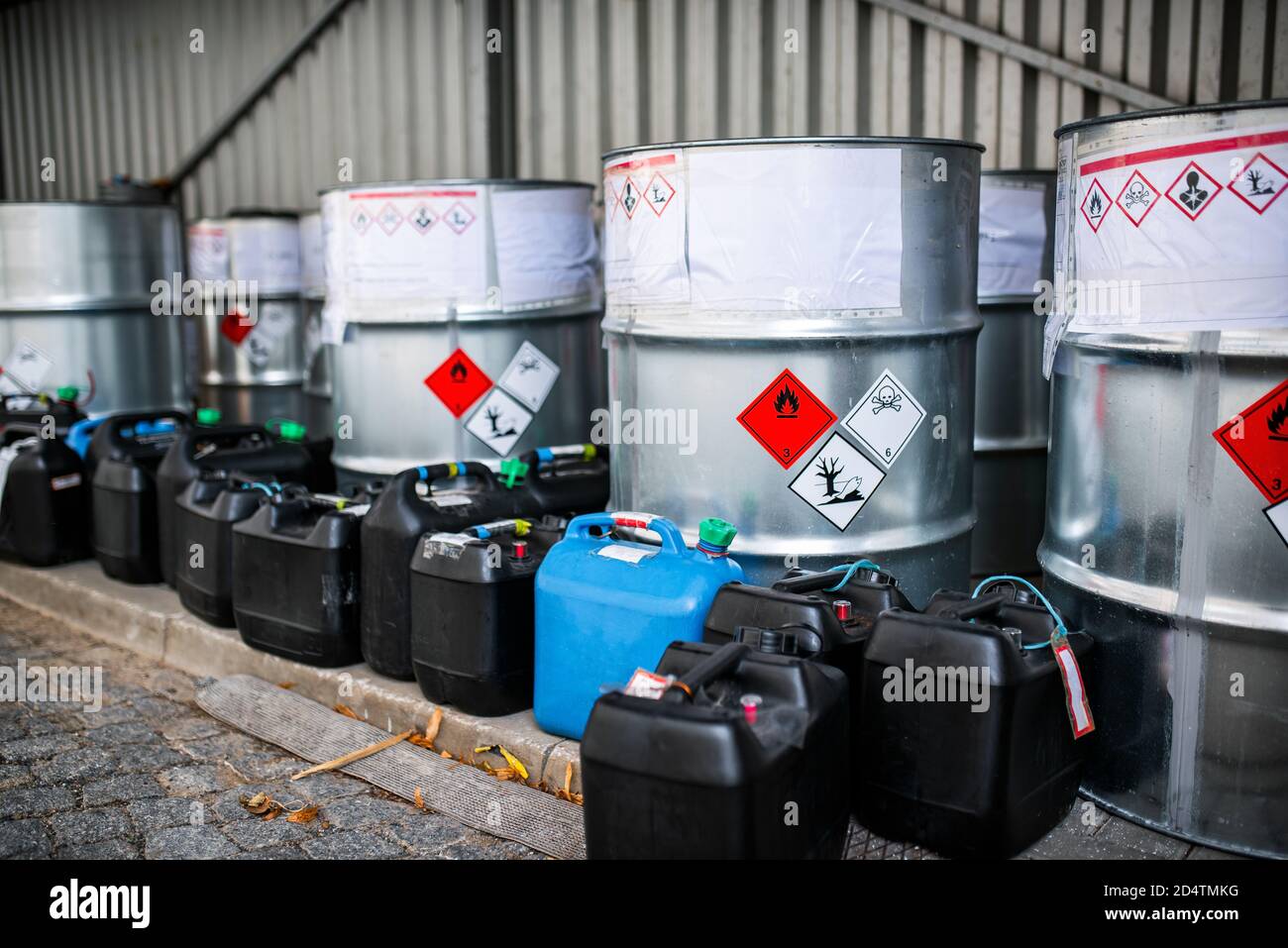 Lo stoccaggio di rifiuti tossici e prodotti chimici in lattine metalliche Nei locali di fabbrica di un impianto chimico/tossico impianti chimici di scarico Foto Stock