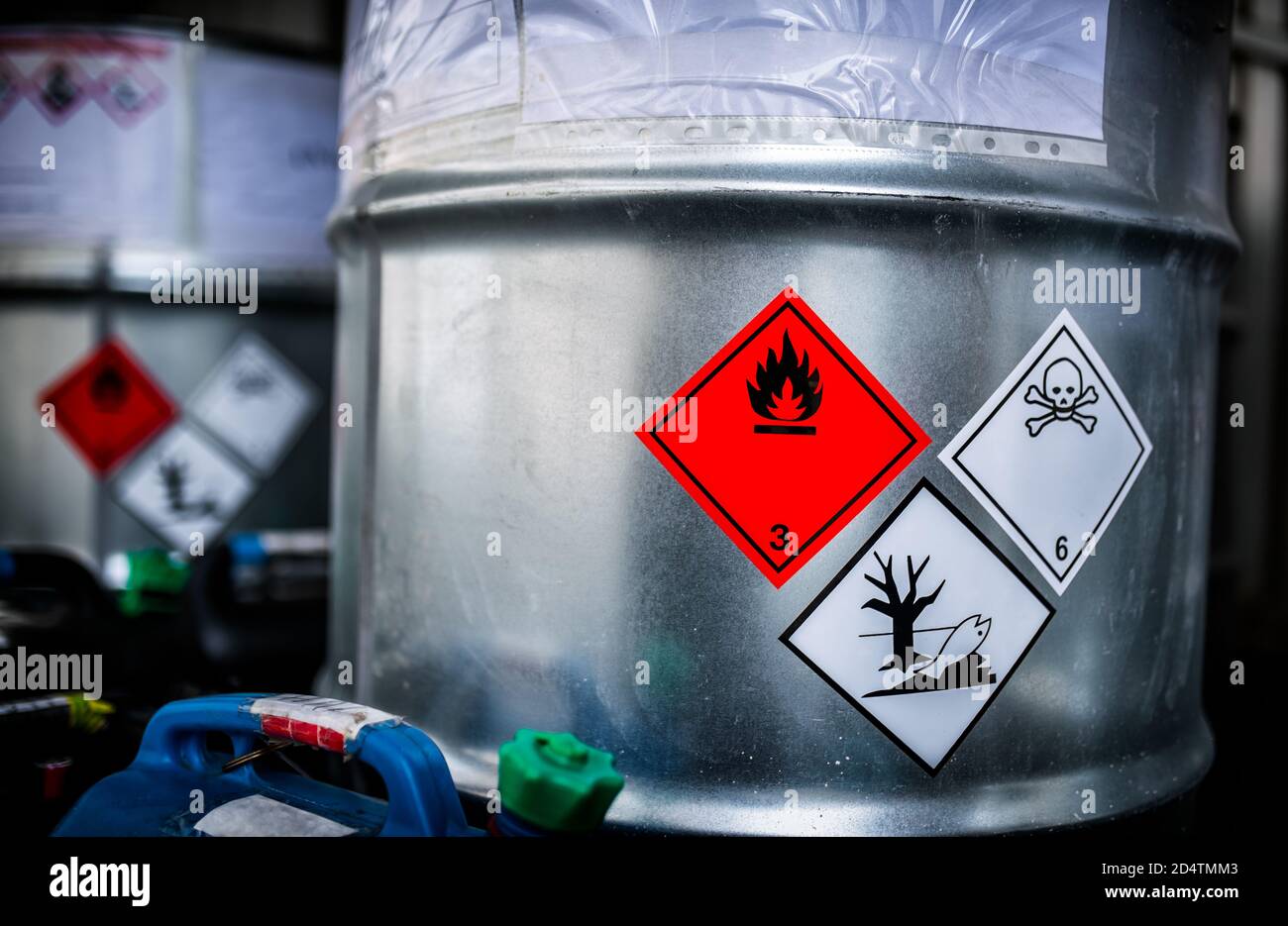 Lo stoccaggio di rifiuti tossici e prodotti chimici in lattine metalliche Nei locali di fabbrica di un impianto chimico/tossico impianti chimici di scarico Foto Stock