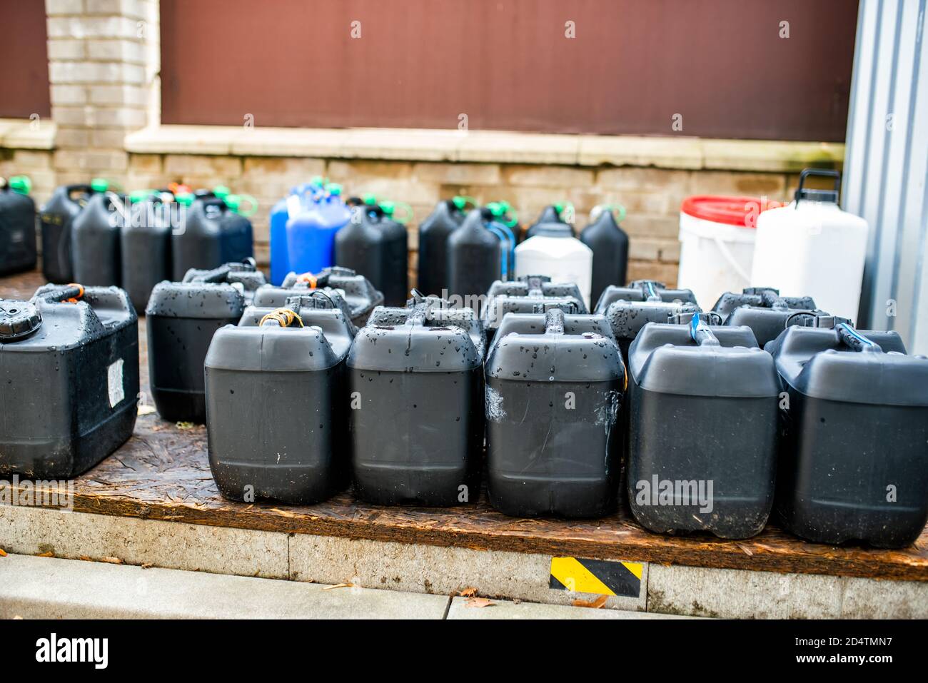 Stoccaggio di rifiuti tossici e prodotti chimici in scatole di plastica Nei locali di fabbrica di un impianto chimico/tossico impianti chimici di scarico Foto Stock