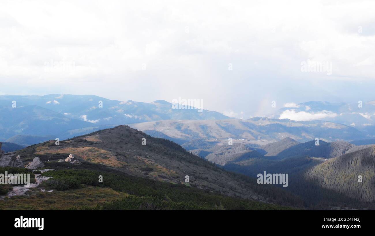 Paesaggio di montagne senza fine. Foto Stock