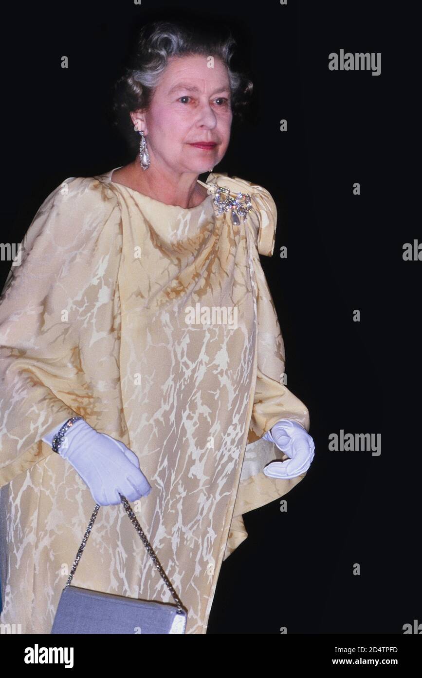 La regina Elisabetta II di HRH partecipa ad un'esibizione di gala su un Visita reale alle Barbados dall'8 all'11 marzo 1989 Foto Stock