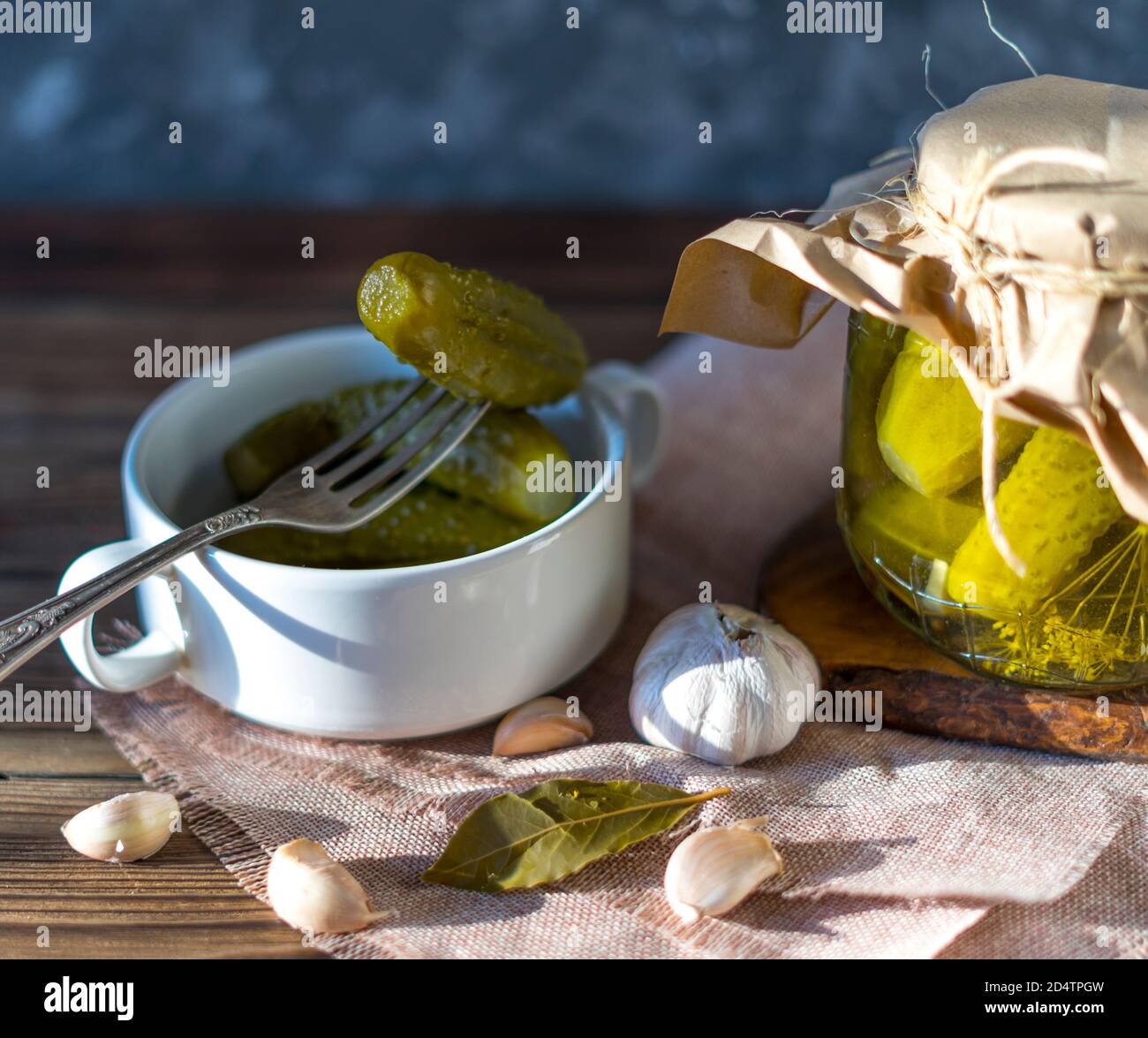 Vasi fatti in casa di cetrioli sottaceto su un rustico sfondo di legno. Prodotto decapato e in scatola. Cetrioli fermentati su sfondo scuro. Foto Stock