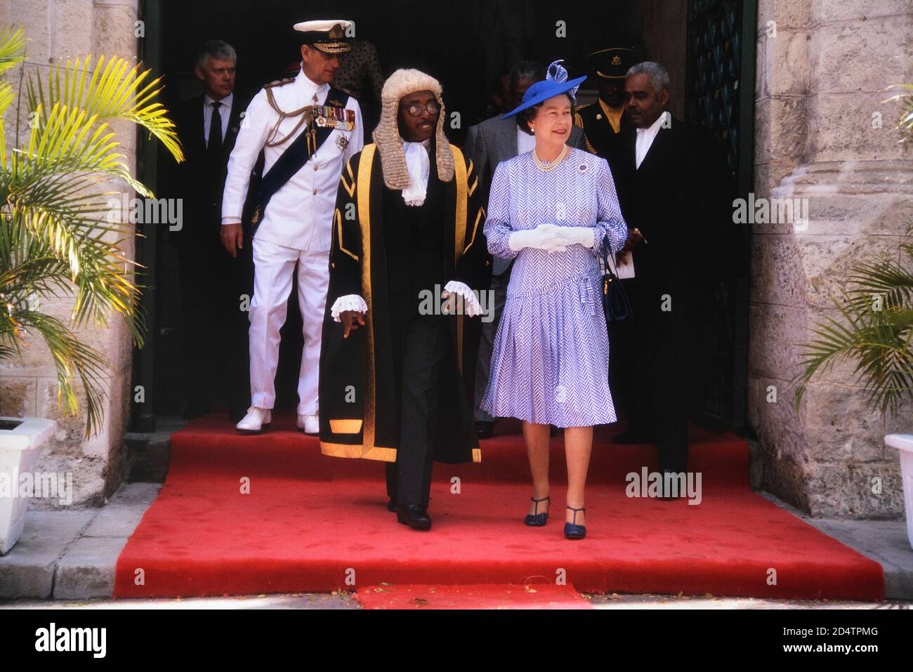 Regina Elisabetta II e Principe Filippo accompagnati dal Presidente della Casa, Lawson Weekes, in visita reale per celebrare il 350° anniversario del Parlamento delle Barbados, Bridgetown. 8-11 Marzo 1989 Foto Stock