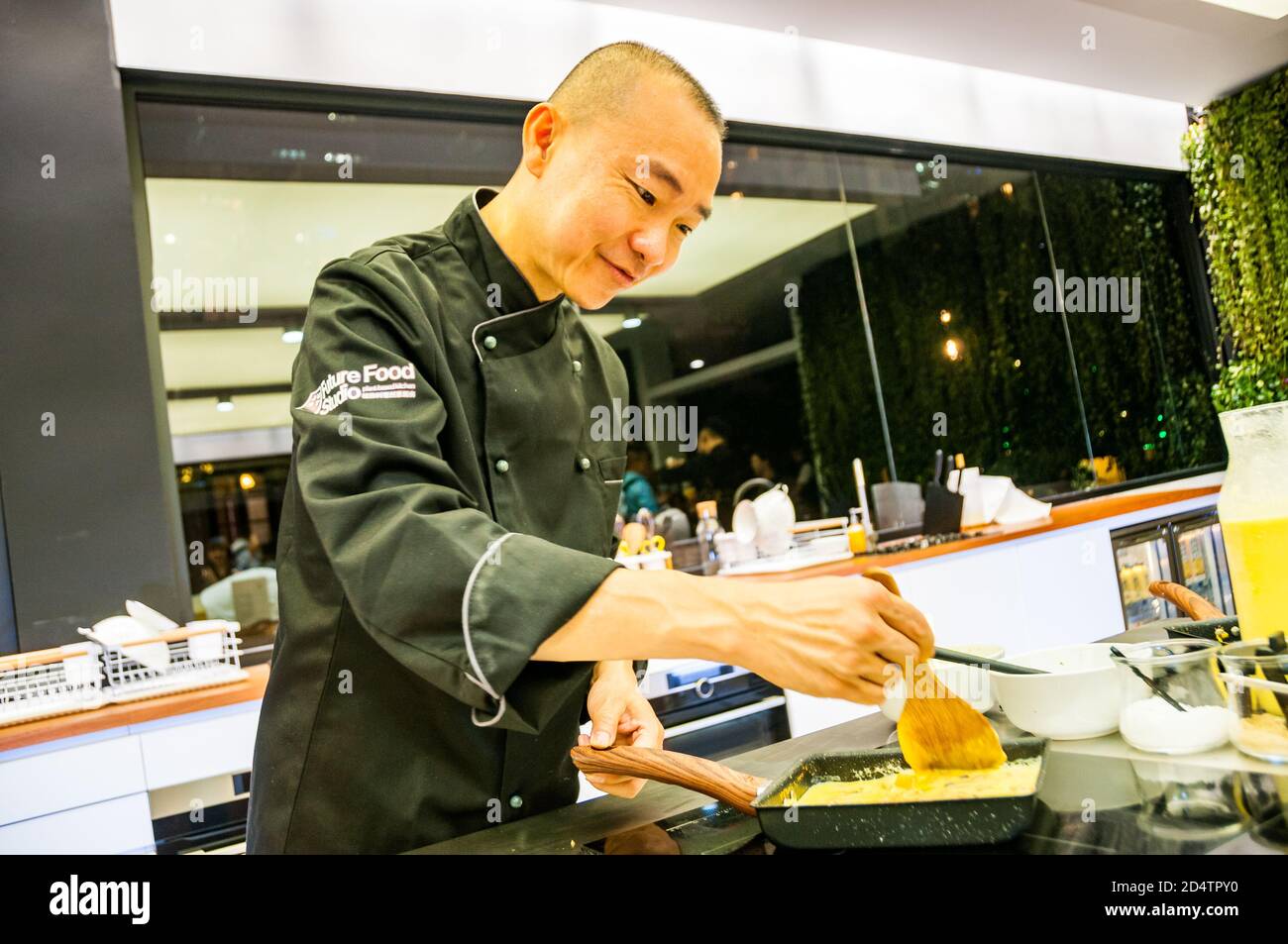 Lo chef Brian Tan cucina frittata di funghi al Future Food Studio da solo un pop up a Shanghai utilizzando un sostituto uovo a base di piante. Foto Stock