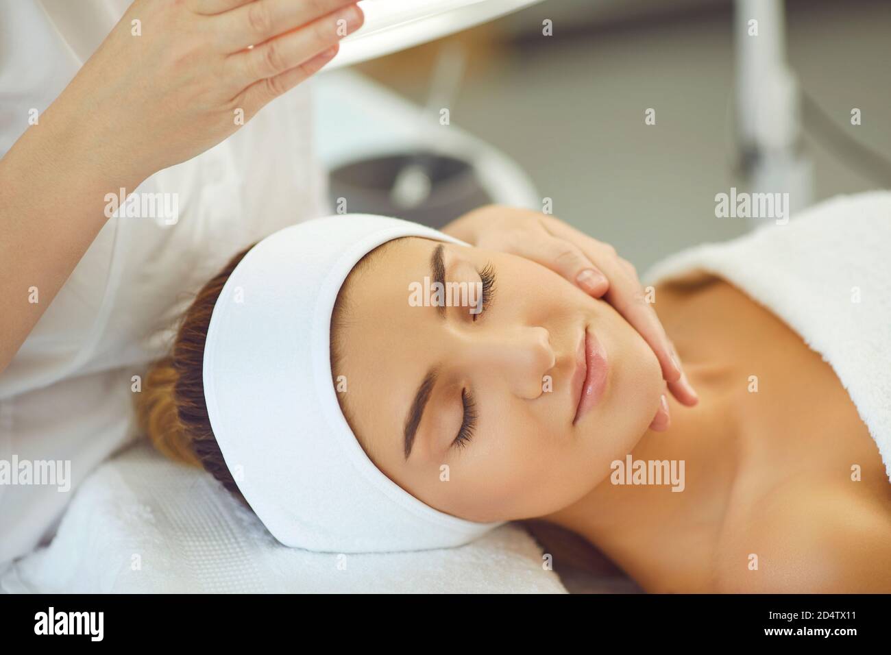 Controllo professionale della pelle da parte di un cometologo in salone di bellezza Foto Stock