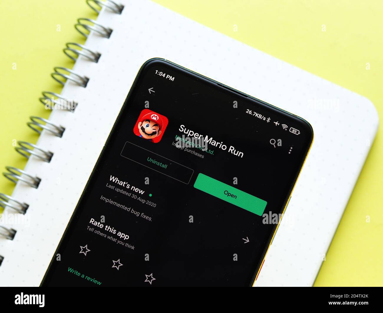 Assam, india - 11 Ottobre 2020 : il logo di Super mario sull'immagine di riserva dello schermo del telefono. Foto Stock