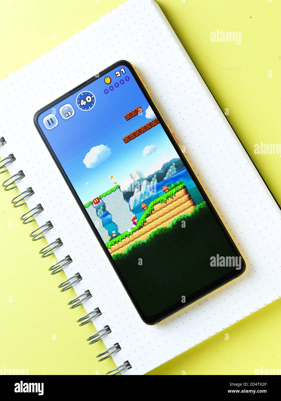 Assam, india - 11 Ottobre 2020 : il logo di Super mario sull'immagine di riserva dello schermo del telefono. Foto Stock