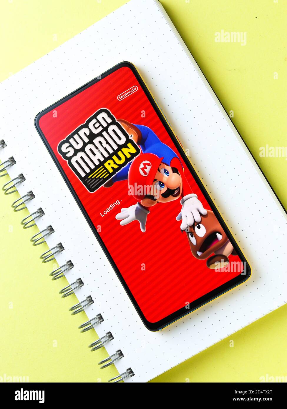 Assam, india - 11 Ottobre 2020 : il logo di Super mario sull'immagine di riserva dello schermo del telefono. Foto Stock