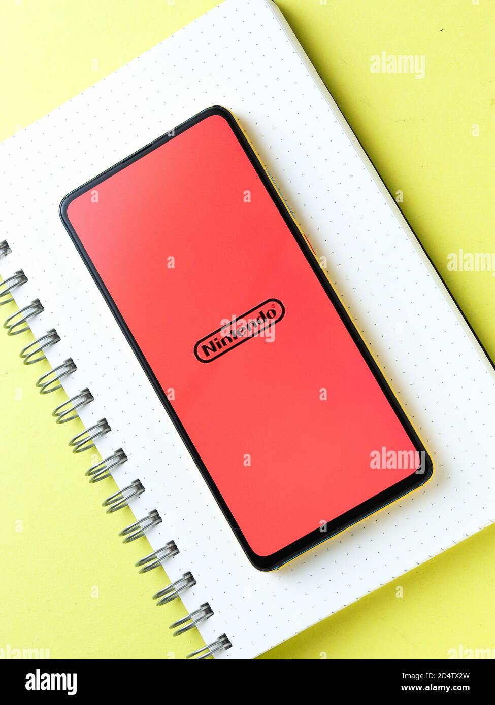 Assam, india - 11 Ottobre 2020 : il logo di Super mario sull'immagine di riserva dello schermo del telefono. Foto Stock