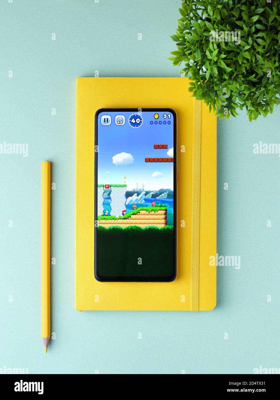 Assam, india - 11 Ottobre 2020 : il logo di Super mario sull'immagine di riserva dello schermo del telefono. Foto Stock