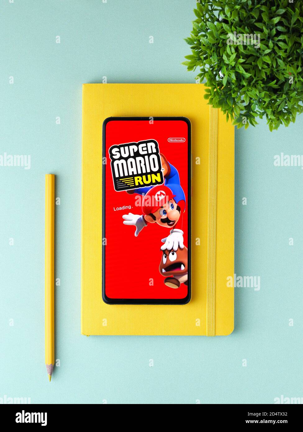 Assam, india - 11 Ottobre 2020 : il logo di Super mario sull'immagine di riserva dello schermo del telefono. Foto Stock