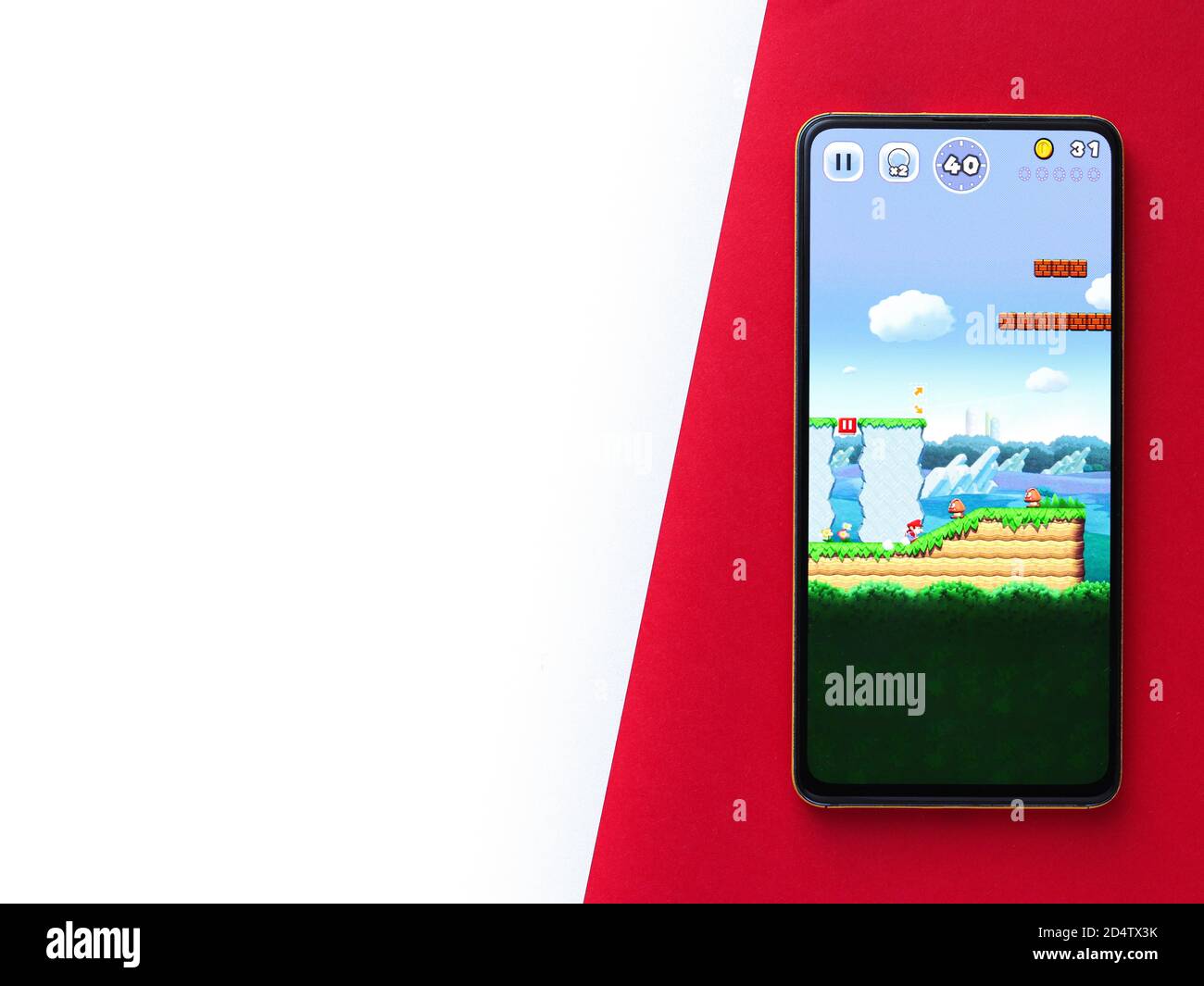 Assam, india - 11 Ottobre 2020 : il logo di Super mario sull'immagine di riserva dello schermo del telefono. Foto Stock