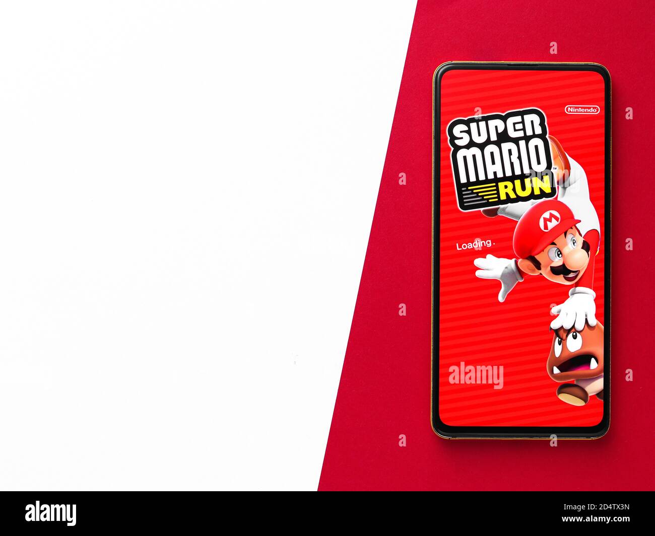 Assam, india - 11 Ottobre 2020 : il logo di Super mario sull'immagine di riserva dello schermo del telefono. Foto Stock
