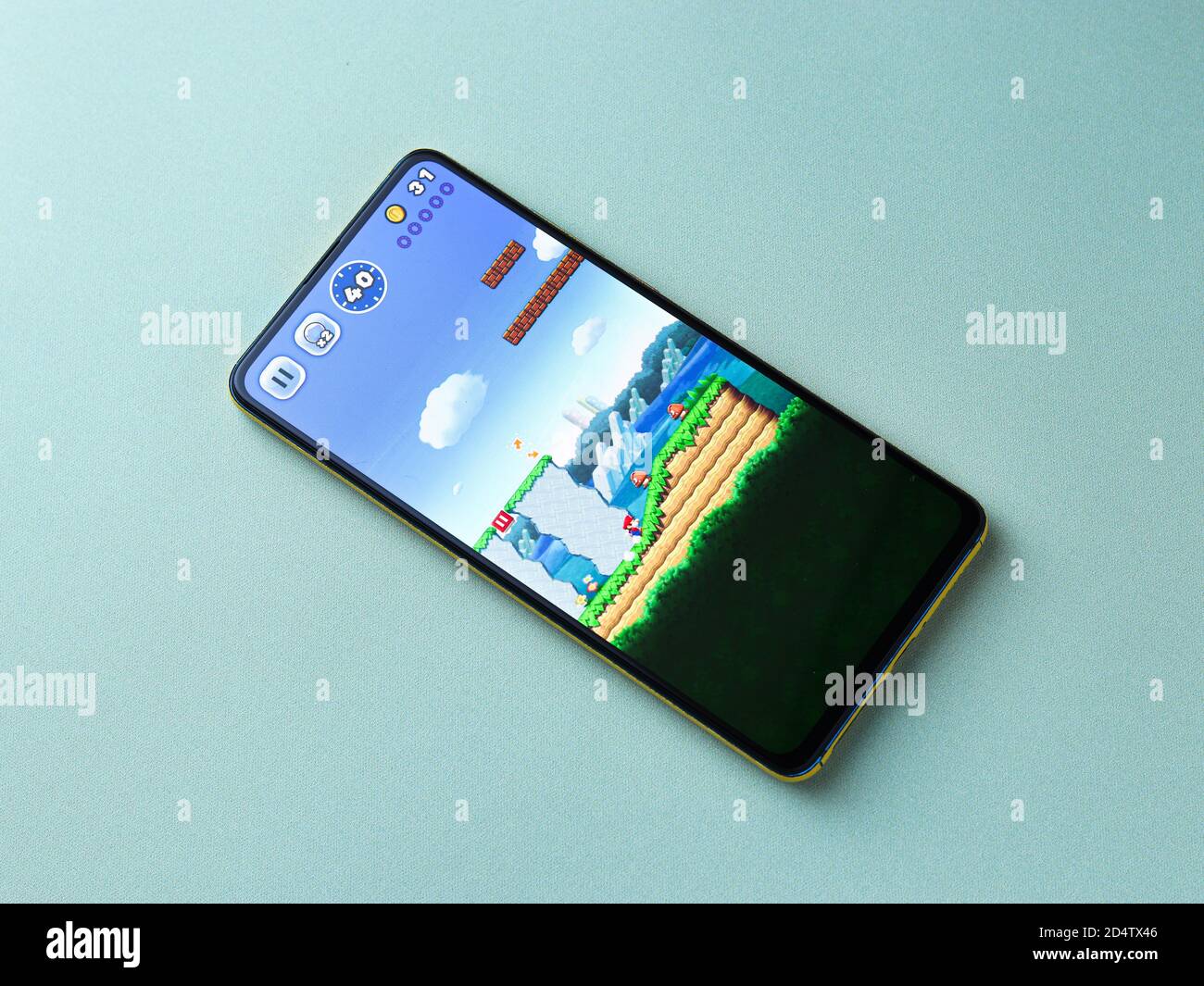 Assam, india - 11 Ottobre 2020 : il logo di Super mario sull'immagine di riserva dello schermo del telefono. Foto Stock
