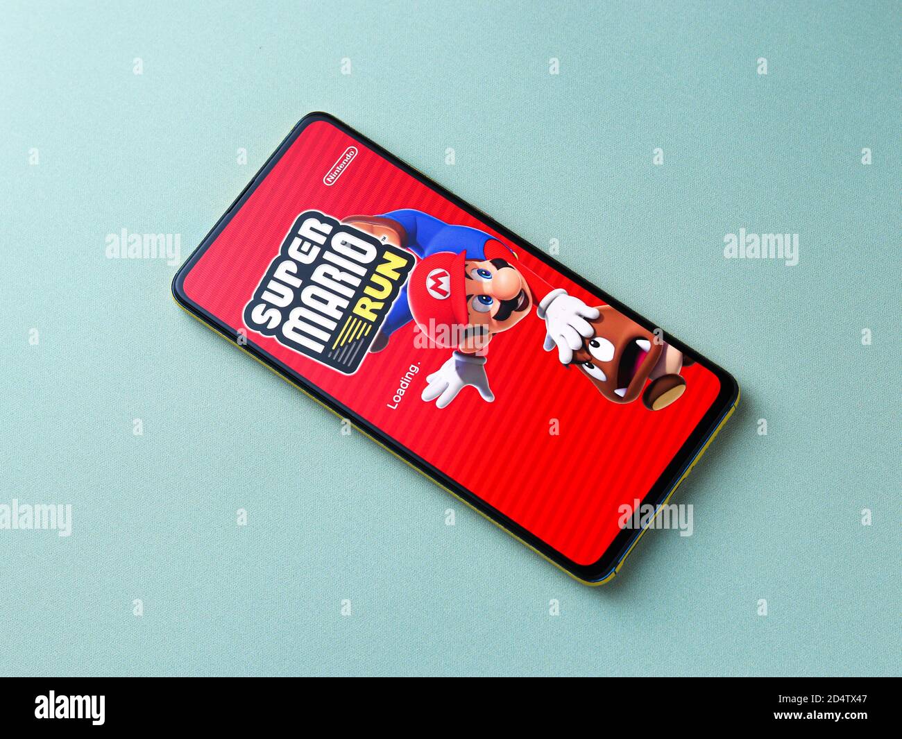 Assam, india - 11 Ottobre 2020 : il logo di Super mario sull'immagine di riserva dello schermo del telefono. Foto Stock