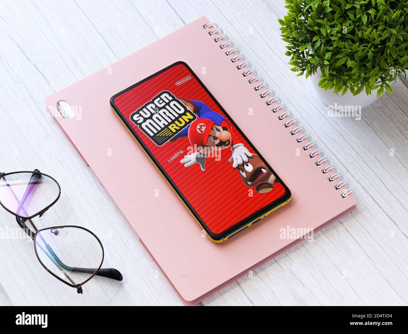 Assam, india - 11 Ottobre 2020 : il logo di Super mario sull'immagine di riserva dello schermo del telefono. Foto Stock