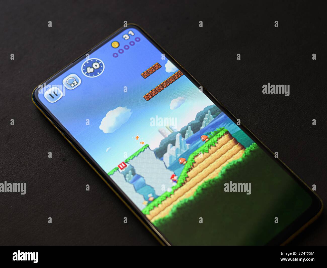 Assam, india - 11 Ottobre 2020 : il logo di Super mario sull'immagine di riserva dello schermo del telefono. Foto Stock