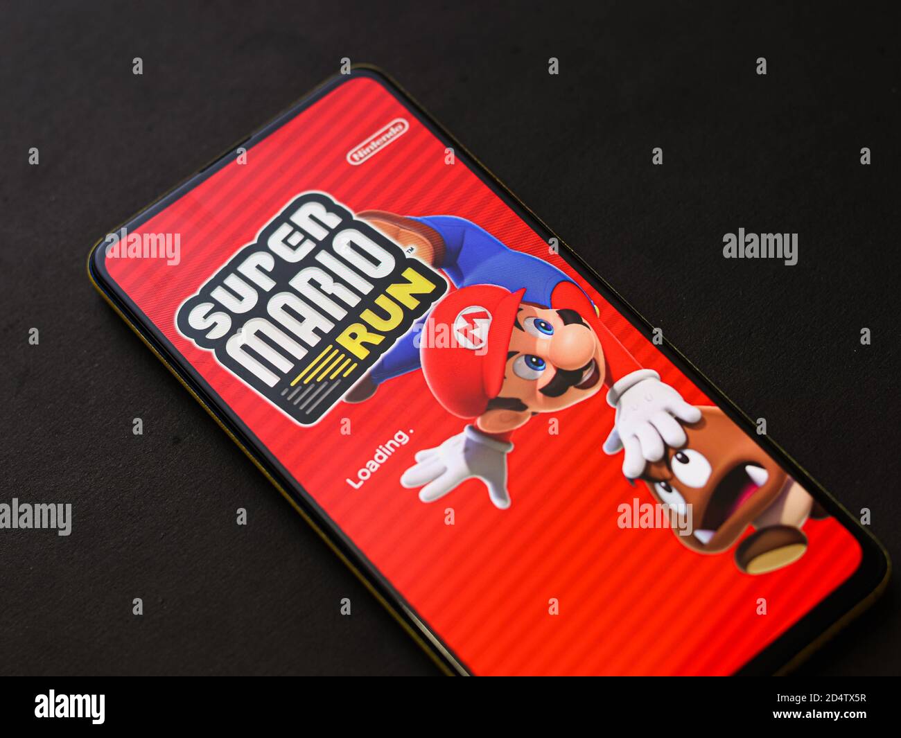 Assam, india - 11 Ottobre 2020 : il logo di Super mario sull'immagine di riserva dello schermo del telefono. Foto Stock