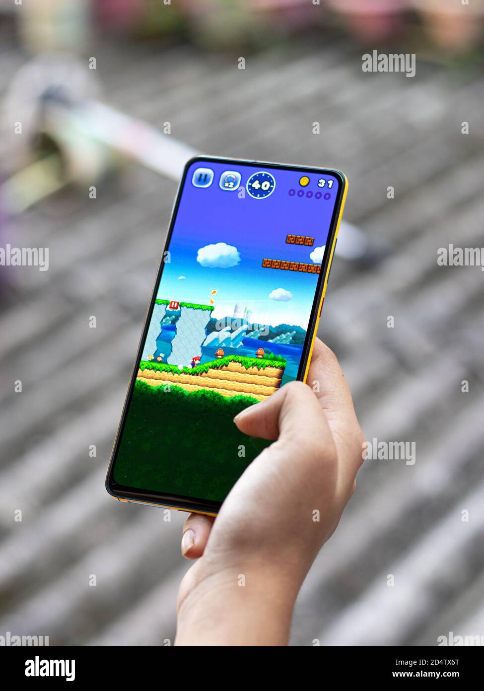 Assam, india - 11 Ottobre 2020 : il logo di Super mario sull'immagine di riserva dello schermo del telefono. Foto Stock
