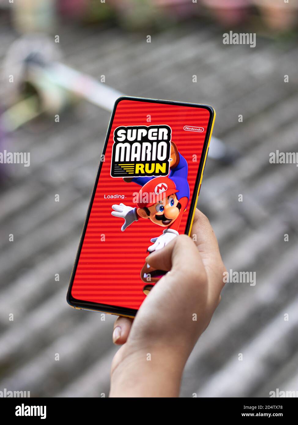 Assam, india - 11 Ottobre 2020 : il logo di Super mario sull'immagine di riserva dello schermo del telefono. Foto Stock