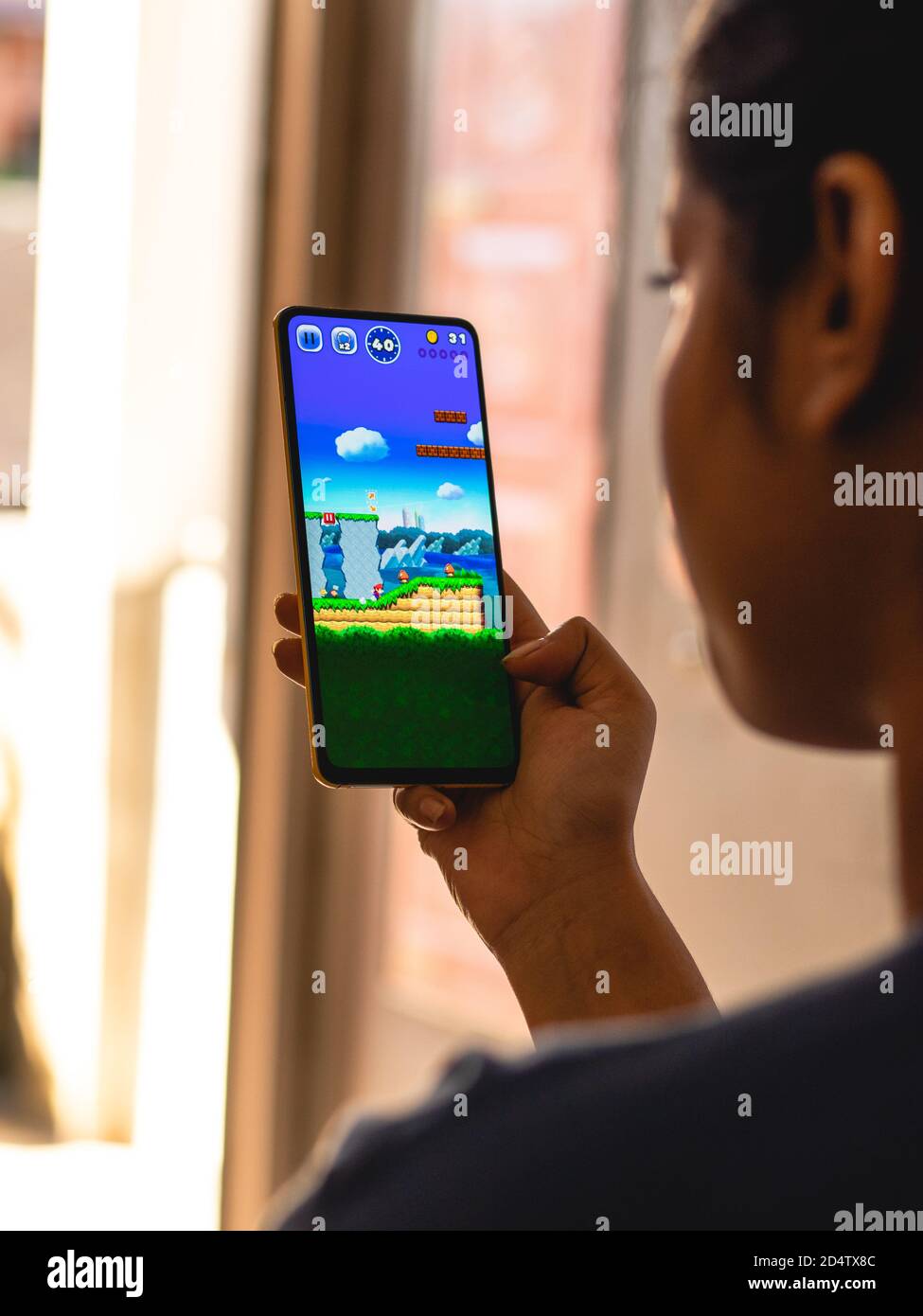 Assam, india - 11 Ottobre 2020 : il logo di Super mario sull'immagine di riserva dello schermo del telefono. Foto Stock