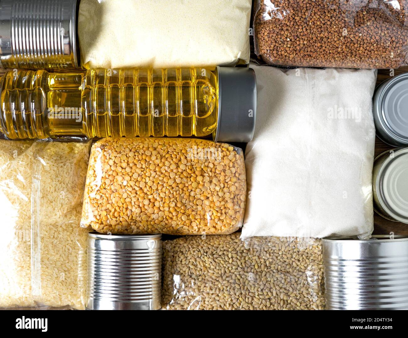 Cibo per donazioni. Cibo sano per la consegna di cibo. Set di cereali grezzi, cereali e alimenti in scatola. Stile di posa piatto. Vista dall'alto. Foto Stock