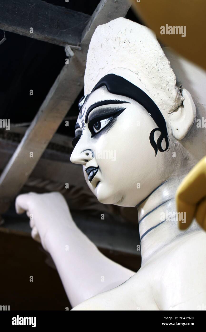 Ritratto di maa Durga. Idolo di argilla della Dea Indù Durga durante i preparativi per il festival Durga Puja del Bengala a Kumartuli a Kolkata. Foto Stock