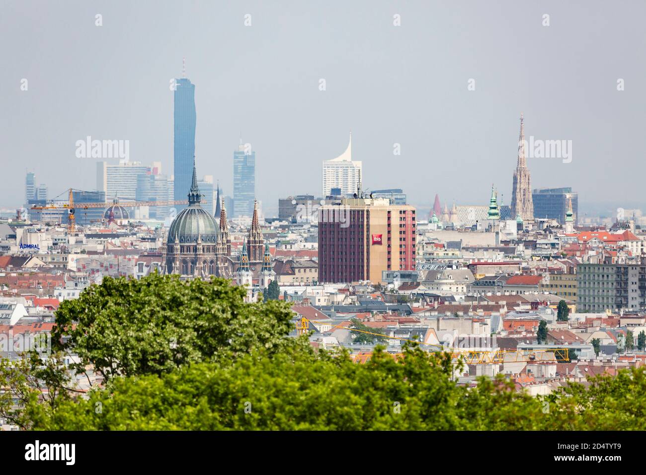VIENNA - 5 MAGGIO: Vista sul centro di Vienna dal grande parco del Palazzo di Schoenbrunn a Vienna, Austria, il 5 maggio 2018. Foto Stock