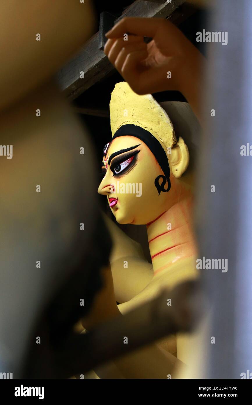 Ritratto di maa Durga. Idolo di argilla della Dea Indù Durga durante i preparativi per il festival Durga Puja del Bengala a Kumartuli a Kolkata. Foto Stock