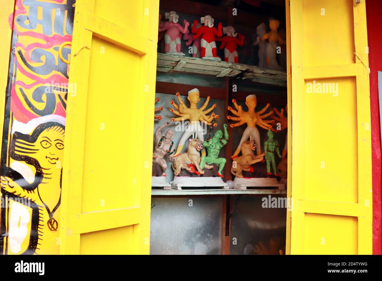 Idolo di argilla della Dea Indù Durga durante i preparativi per il festival Durga Puja del Bengala a Kumartuli a Kolkata, Bengala Occidentale, India. Foto Stock