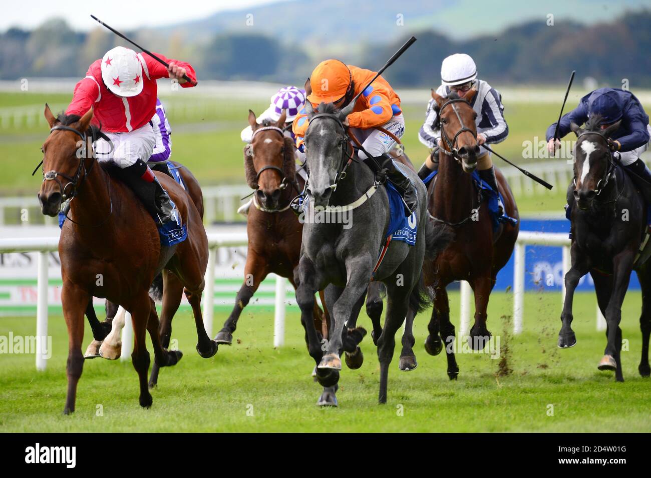 Billy Lee a bordo di Fantasy Lady (centro) sulla loro strada per vincere lo Stud Stakes Staffordstown durante il Paddy Power Irish Cesarewitch Day all'ippodromo di Curragh. Data immagine: Domenica 11 ottobre 2020. Guarda la storia della PA CHE CORRE Curragh. Il credito fotografico dovrebbe essere: Cavo PA Foto Stock